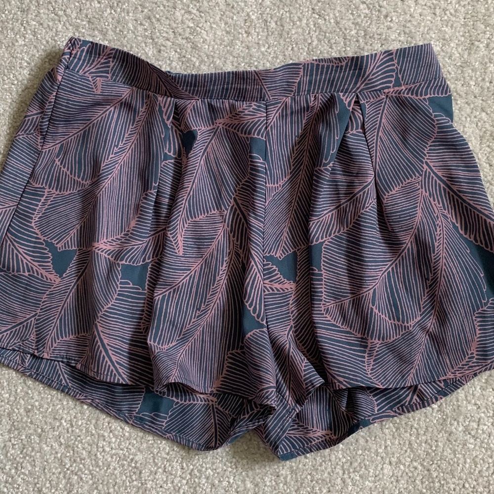 Gray/Pink Leaf Patterned Shorts Size Large